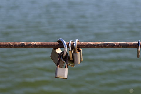 Vorhängeschlösser, Engagement, Verknüpfung, versprechen, Vorhängeschloss, sperren, Liebesschloss, Sicherheit, Wasser, Metall, Fokus auf den Vordergrund, hängend, Tag, Nahansicht, Schutz, keine Leute, Fluss, Kette, draußen, Geländer, Natur, Liebe, positive Emotionen, 4K, CC0, gemeinfrei, lizenzfrei