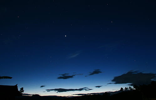blu, cielo stellato, cosmico, vista, notte, cielo, nube, stella, crepuscolo, buio, natura, tramonto, stella - spazio, spazio, astronomia, scenics - natura, architettura, bellezza nella natura, nessuno, nuvola - cielo, esterno dell'edificio, all'aperto, illuminato, silhouette, struttura costruita, la tranquillità, scena tranquilla, 5K, CC0, dominio pubblico, privo di copyright