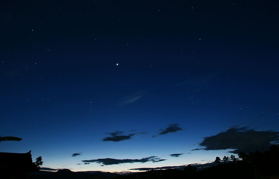 blu, cielo stellato, cosmico, vista, notte, cielo, nube, stella, crepuscolo, buio, natura, tramonto, stella - spazio, spazio, astronomia, scenics - natura, architettura, bellezza nella natura, nessuno, nuvola - cielo, esterno dell'edificio, all'aperto, illuminato, silhouette, struttura costruita, la tranquillità, scena tranquilla, 5K