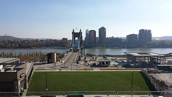 cincinnati, ponte, fiume, architettura, struttura costruita, esterno dell'edificio, città, cielo, costruzione, acqua, natura, edificio per uffici esterno, nessuno, destinazioni di viaggio, paesaggio urbano, skyline urbano, grattacielo, erba, paesaggio, all'aperto, sport, 4K, CC0, dominio pubblico, privo di copyright