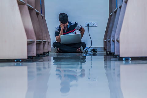 mand, iført, grå, sort, rød, stribet, Polo trøje, bibliotek, undersøgelse, alene, læsning, han-, ung, afspejling, uddannelse, studere, mennesker, person, studerende, leder, sidder, lykkelig, voksen, herrer, bedrift, skole, bord, afslappet, læring, universitet, forretning, livsstil, kollegium, forretningsmand, arbejder, fyr, teknologi, Læs, computer, internet, teenager, en person, kun voksne, fuld længde, bærbar, bruger bærbar computer, forbindelse, beskæftigelse, trådløs teknologi, ser ned, meddelelse, ung voksen, bekvemmelighed, 5K, CC0, offentligt domæne, royaltyfrie