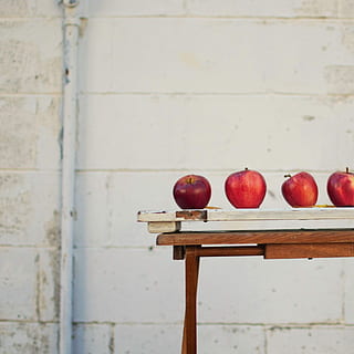 vermelho, maçãs, branco, de madeira, borda, quatro, creches de mel, Castanho, mesa, Banco, parede, tubo, Alimentação saudável, fruta, Comida, comida e bebida, bem-estar, madeira - material, maçã - fruta, frescura, ninguém, dia, focar em primeiro plano, recurso de construção de parede, ainda vida, ao ar livre, fechar-se, arquitetura, recipiente, assento, 720P, CC0, domínio público, royalty free