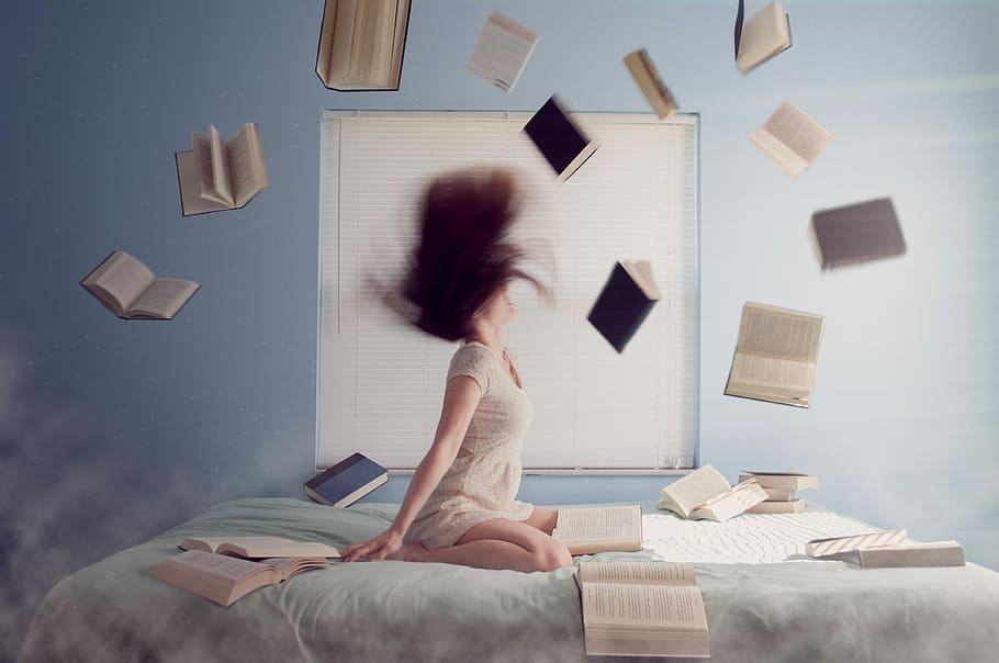 dona, blanc, vestit, llançar, assortit, llibres, assotant, cabell, llit, dona de color blanc, vestit blanc, dones, llibre, a l'interior, adult, una persona, tècnica de la imatge, tipus d’imatge, hora del dia, edat humana, dormitori, ètnia caucàsica, punt de vista, imatge en color, activitat en moviment, posició física, equipament per a la llar, una sola dona, ètnia, dones joves, només dones, femelles, mobles, només adults, interior de casa, suports impresos, assegut, objectes fets per l’home, equips d'informació, lectura, moviment borrós, moviment, publicació, habitació domèstica, longitud completa, pentinat, persones reals, roba casual, estils de vida, gran grup d'objectes, contemplació, llum elèctrica, 4K