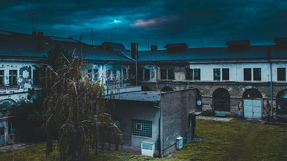 branco, concreto, casa, frente, árvore, construção, abandonado, noite, velho, arquitetura, Sombrio, assustador, ninguém, estrutura construída, exterior do edifício, céu, nuvem - céu, natureza, Distrito residencial, plantar, cidade, janela, iluminado, ao ar livre, crepúsculo, rua, lua, 4K, CC0, domínio público, royalty free