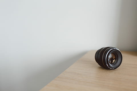negre, lent de la càmera, marró, taula, lent de la càmera dslr, fusta, superfície, len, a l'interior, còpia espai, material de fusta, natura morta, cap gent, sol objecte, funció de construcció de parets, primer pla, dia, tecnologia, interior de casa, patró, disseny, sòls, música, roda, forma, cultura i entreteniment artístic, lent - instrument òptic, 5K, CC0, domini públic, lliure de regalies