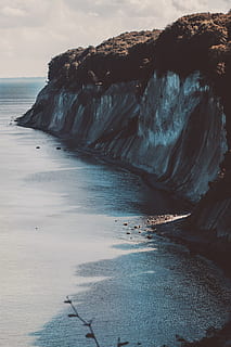 landskapsfoto, klippe, åpen, hav, maleri, strandlinjen, kropp av vann, grått fjell, skyet, himmel, dagtid, natur, kystlinje, Strand, rock-objekt, scenics, landskap, vann, bølge, ingen folk, utendørs, Seascape, skjønnhet i naturen, land, naturskjønnhet - natur, rolig scene, ro, horisont over vann, horisont, dag, stein, sand, idylliske, bergformasjon, ikke-urbane scene, 4K, CC0, offentlig domene, opphavsrett gratis