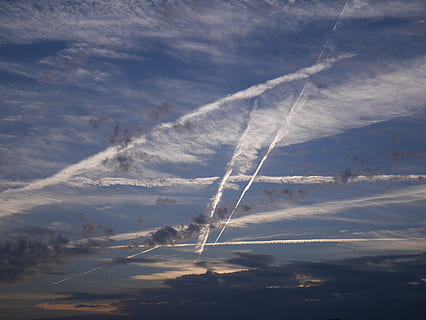 céu, nuvens, azul, contrail, drama, nuvem - céu, trilha de vapor, natureza, ninguém, dia, movimento, fumaça - estrutura física, visão de baixo ângulo, transporte, ao ar livre, beleza na natureza, montanha, veículo aéreo, modo de transporte, scenics - natureza, avião, em movimento, meio Ambiente, 4K, CC0, domínio público, royalty free