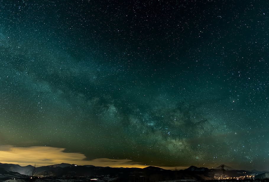 baix, fotografia lleugera, cel estrellat, núvols, cel, muntanya, nit, estrelles, fosc, paisatge, vista, estrella - espai, astronomia, galàxia, Via Làctea, espai, constel · lació, naturalesa, nebulosa, planeta - espai, ciència, aurora boreal, bellesa a la natura, escenics - natura, tranquil·litat, escena tranquil·la, estrella, cap gent, camp estel·lar, idíl·lic, vista d’angle baix, a l'aire lliure, infinit, espai i astronomia, 5K