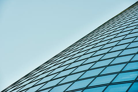 bajo, fotografía de ángulo, edificio de vidrio, claro, edificio de muro cortina de vidrio, azul, cielo, arquitectura, edificio, detalle, modelo, línea, vista de ángulo bajo, estructura construida, exterior del edificio, edificio de oficinas exterior, ciudad, moderno, oficina, nadie, rascacielos, cielo limpio, día, altura maxima, naturaleza, material de vidrio, copia espacio, 5K, CC0, dominio público, libre de derechos