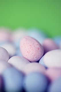 Beige Kiesel erschossen, fokus fotografie, Rosa, Ei, Eier, Mini-Ei, Schokolade, Süßigkeiten, Ostern, Essen und Trinken, Lebensmittel, selektiver Fokus, Nahansicht, keine Leute, gesundes Essen, Frische, Studioaufnahme, Wohlbefinden, Gruppe von Objekten, Obst, Stillleben, große gruppe von gegenständen, Osterei, draußen, Fülle, pinke Farbe, farbiger Hintergrund, Versuchung, 5K, CC0, gemeinfrei, lizenzfrei