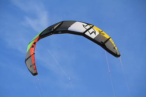 zmeu, kiting, ecran, a zbura, colorat, sporturi acvatice, cer, pasiune, sportiv, sporturi extreme, zbor, albastru, acțiune, parapantă, viteză, kiteboarding, Activitatea de agrement, aventură, natură, zi, transport, vedere unghiulară joasă, paraşuta, mişcare, galben, mediu inconjurator, în aer liber, distracţie, persoană nerecunoscută, oameni, vânt, parasailing, 4K, CC0, domeniu public, fără drepturi de autor