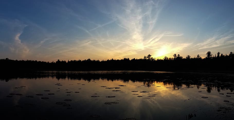 solnedgang, vand, afspejling, himmel, ild, natur, sol, solopgang, sommer, skyer, lys, lyse, farverig, udendørs, aften, naturskøn, miljø, scenics - natur, skønhed i naturen, ro, sø, træ, rolig scene, sky - himmel, ingen mennesker, silhuet, sollys, idyllisk, plante, ikke-urbane scene, 5K