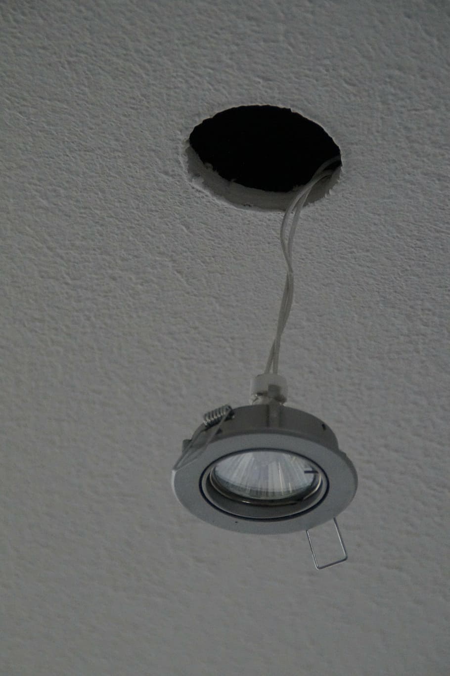 llum, punt de mira, halògens, il·luminació, instal·lació, renovació, ressalta el sostre, pintura, lloc, treball de construcció, funció de construcció de parets, cap gent, a l'interior, equips d’il·luminació, penjant, primer pla, cercle, forma geomètrica, paret, metall, forma, vista d’angle baix, sostre, estructura construïda, tecnologia, electricitat, llum elèctrica, Color blanc, sol objecte, muntat, 5K