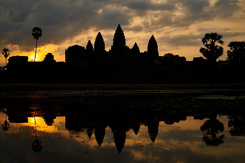 silueta, arbres, cos, aigua, posta de sol, reflexió, edifici, treballar, endavant, sortida del sol, llum, solar, fotografia, bonic, regne, Angkor Wat, temple, budista, budisme, paisatge, naturalesa, fons, paisatges naturals, núvol - cel, religió, cel, espiritualitat, destinacions de viatge, tranquil·litat, a l'aire lliure, estructura construïda, exterior de l'edifici, arquitectura, lloc de culte, creença, davant del mar, arbre, llac, cap gent, civilització antiga, 5K, CC0, domini públic, lliure de regalies