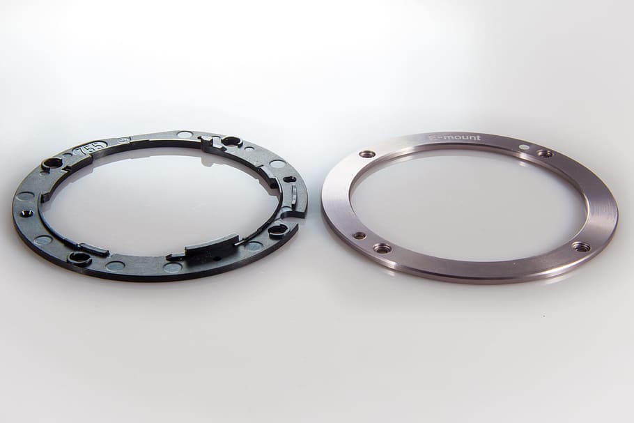 sony, a7r, càmera, sense mirall, dslr, sony, a7r, e mount, e-mount, digital, lent, tecnologia, metall, acer, sol objecte, joieria, color plata, plata - metall, primer pla, cap gent, fons blanc, tir de l'estudi, a l'interior, tallar, còpia espai, dos objectes, Color blanc, forma geomètrica, cercle, seguretat, forma, anell, 4K