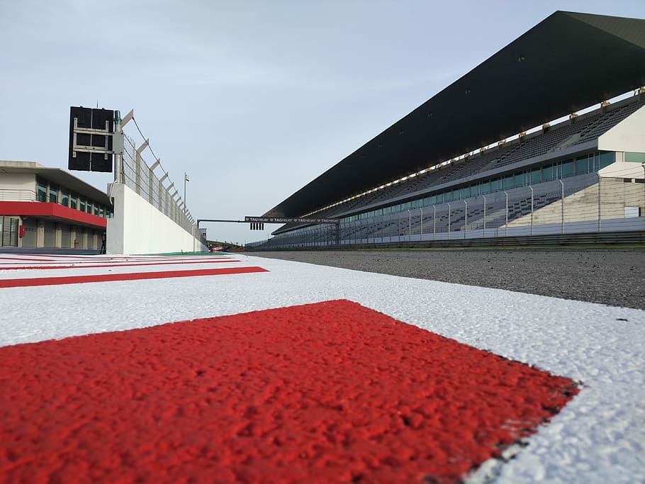 foto, calcestruzzo, marciapiede, architettura, struttura costruita, all'aperto, moderno, nessuno, rosso, stadio, esterno dell'edificio, città, cartello, giorno, cielo, natura, mezzi di trasporto, costruzione, strada, simbolo, destinazioni di viaggio, segnaletica stradale, 4K