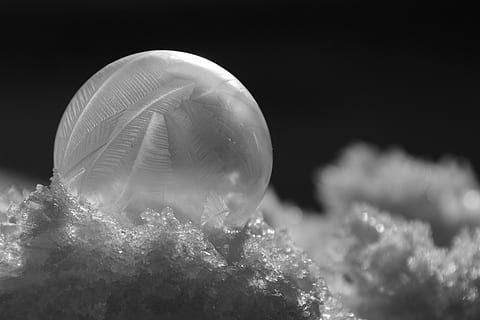foto ravvicinata, bianca, bolla, bolla di sapone, zer, inverno, freddo, ghiacciato, ghiaccio, congelato, bolla congelata, bianco e nero, invernale, eiskristalle, struttura, modello, la neve, notte, avvicinamento, all'aperto, illuminato, nessuno, natura, girato in studio, sfera, sfondo nero, cielo, forma, cristallo, forma geometrica, copia spazio, albero, celebrazione, cerchio, singolo oggetto, Palloncino, 5K, CC0, dominio pubblico, privo di copyright