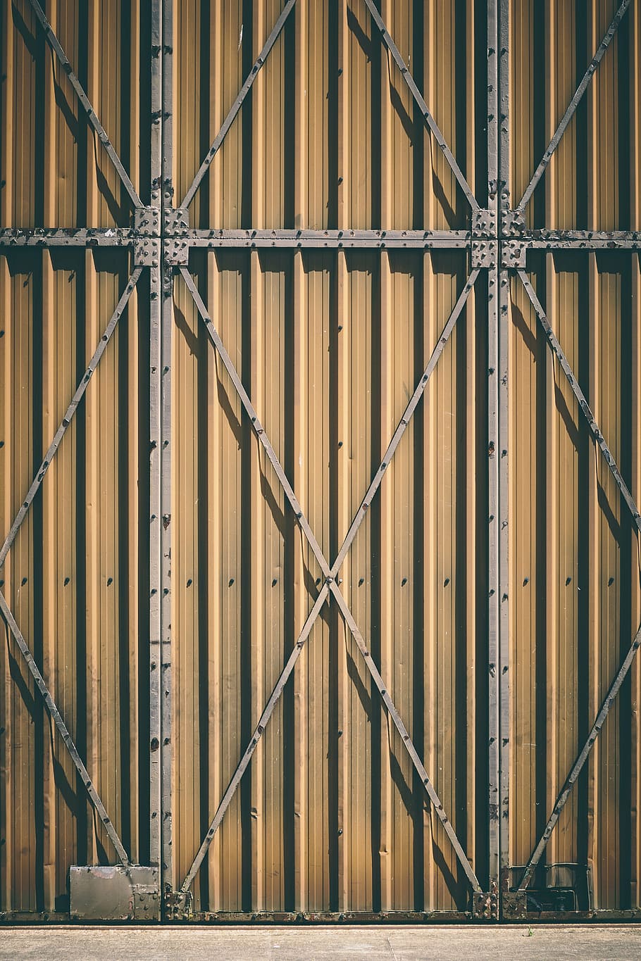 arquitectura, edifici, construcció, disseny, expressió, tanca, porta, industrial, ferro, metàl·lic, patró, acer, Estructura de ferro, textura, urbà, paret, marc complet, fons, cap gent, dia, primer pla, a l'aire lliure, estructura construïda, metall, seguretat, protecció, repetició, vista d’angle baix, barrera, material de fusta, 5K