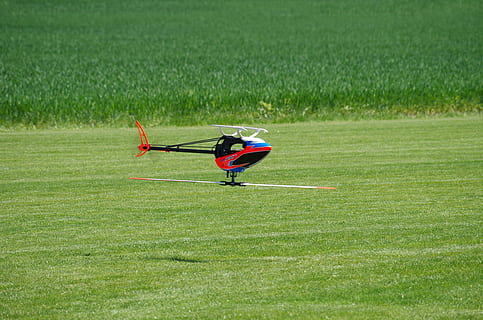 elicopter, model, zbor, Cu susul în jos, iarbă, plantă, camp, Culoarea verde, zi, teren, natură, creştere, mişcare, sportiv, o persoana, în aer liber, oameni adevărați, mediu inconjurator, Activitatea de agrement, frumusețe în natură, peisaj, bărbați, 4K, CC0, domeniu public, fără drepturi de autor
