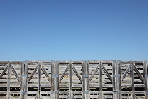 pallet, navarra, Allineati, cielo, pallet allineati, pallet wall, copia spazio, giorno, all'aperto, architettura, cielo sereno, nessuno, struttura costruita, blu, natura, ponte, connessione, ponte - struttura fatta dall'uomo, soleggiato, mezzi di trasporto, viaggio, di fila, città, esterno dell'edificio, veicolo terrestre, calcestruzzo, 5K, CC0, dominio pubblico, privo di copyright