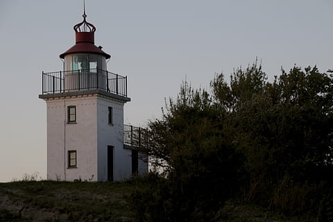farol, árvore, pôr do sol, tarde, crepúsculo, mar, baliza, exterior do edifício, arquitetura, torre, estrutura construída, construção, plantar, ninguém, céu, natureza, orientação, visão de baixo ângulo, céu limpo, protecção, segurança, dia, crescimento, direção, 1080P, CC0, domínio público, royalty free