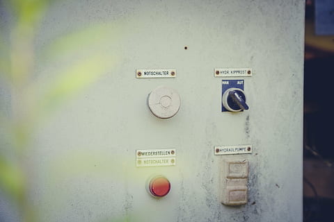 commutateur, interrupteur d'urgence, Arrêtez, bouton, alarme, ne pas, porter secours, Aidez-moi, La technologie, boîte de commutation, électrique, malade, rompre, contrôle, texte, fermer, Panneau de contrôle, personne, électricité, bouton poussoir, écriture occidentale, construction de murs, la communication, à l'intérieur, lien, production de carburant et d'électricité, architecture, mise au point sélective, structure construite, journée, industrie, source de courant, composant électrique, 4K, CC0, domaine public, libre de droits