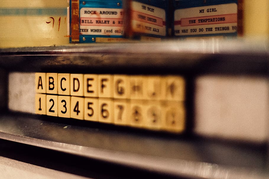 selectiu, foto del focus, alfabet, última fitxa, foto, tauler de números, alfanumèric, selecció de la jukebox, detall de la jukebox, música, Jukebox, carta, nombre, vintage, retro, rock, passat, restaurant, rock n roll, juke box, comunicació, text, cap gent, primer pla, guió occidental, metall, a l'interior, enfocament selectiu, signe, transport, material de fusta, vell, lletra majúscula, manera de transport, mitjà d'informació, tecnologia, vehicle terrestre, economia, 4K