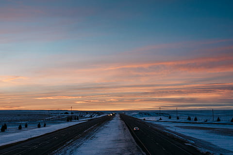 Bild, Auto, Reiten, Ebenen, Landschaftsfoto, Straße, wolkig, Sonnenuntergang, Orange, Gelb, Himmel, Transport, der Weg nach vorn, Richtung, abnehmende Perspektive, Szenen - Natur, wolke - himmel, Schönheit in der Natur, Fluchtpunkt, Natur, Schnee, kalte Temperatur, keine Leute, ruhige Szene, Ruhe, Winter, draußen, 2K, CC0, gemeinfrei, lizenzfrei