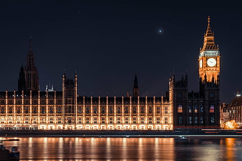 westminster-ügy, elizabeth torony, London, Erzsébet, s, torony, éjszaka, város, Big Ben, óra, Lámpák, visszaverődés, sötét, ég, építészet, épület, megvilágított, utazási célpontok, óratorony, épület külső, folyó, épített szerkezet, víz, kormány, utazás, idegenforgalom, nem ember, 4K, CC0, közkincs, jogdíjmentes