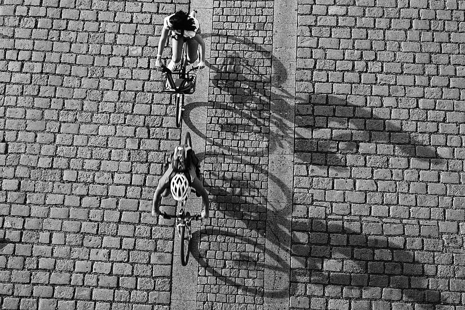 rodó, ombra, bw, ciutat, longitud completa, persones reals, carrer, arquitectura, dia, dones, bicicleta, una persona, transport, estils de vida, vehicle terrestre, sendera, estructura construïda, maó, homes, manera de transport, passeig, llambordes, muntar a cavall, a l'aire lliure, 1080P