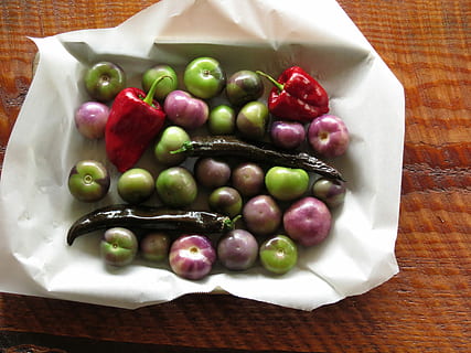 tomate, Pimentão, branco, bandeja, Comida, uva, comida e bebida, frescura, fruta, ninguém, Alimentação saudável, imagem colorida, frutas e vegetais, cor verde, vegetal, fechar-se, dentro de casa, visão de alto ângulo, bem-estar, ainda vida, mesa, papel, diretamente acima, grande grupo de objetos, recipiente, placa, multi colorido, 4K, CC0, domínio público, royalty free