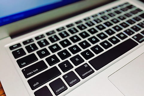macbook pro acceso, tastiera, computer, tecnologia, il computer portatile, Internet, tastiera del computer, attività commerciale, avvicinamento, attrezzatura informatica, tecnologia wireless, comunicazione, connessione, in casa, portabilità, rete di computer, nessuno, parte del computer, dispositivo di informazione portatile, vista dall'alto, tasto del computer, comunicazioni globali, 2K, CC0, dominio pubblico, privo di copyright