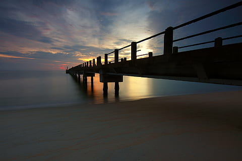 spiaggia, ponte, alba, bacino, crepuscolo, sera, lungo, oceano, molo, riflessione, fiume, mare, Schiuma marina, riva del mare, tramonto, sistema di trasporto, viaggio, acqua, natura, ponte - struttura fatta dall'uomo, all'aperto, cielo, legno - materiale, nuvola - cielo, struttura costruita, mezzi di trasporto, architettura, connessione, la tranquillità, bellezza nella natura, scenics - natura, scena tranquilla, nessuno, 1080P, CC0, dominio pubblico, privo di copyright