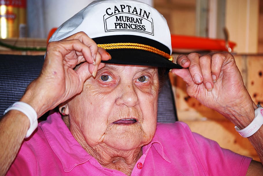 senyora, barret, tapa, cara, femella, caucàsic, adult, dames, interessant, cap, dona, festa, adult gran, una persona, tirada al cap, arrugat, dones grans, persones reals, roba, retrat, estils de vida, part del cos humà, dones, a l'interior, primer pla, mirant, color rosa, rostre humà, mà, cabell blanc, contemplació, 4K