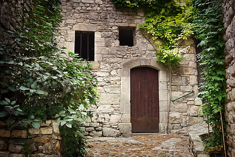 casa murada de pedra, velho, arquitetura, parede, pedra, casa, construção, janela, hera, estrutura construída, exterior do edifício, porta, plantar, Entrada, crescimento, natureza, dia, ninguém, árvore, folha, parte da planta, ao ar livre, arco, parede de pedra, 4K, CC0, domínio público, royalty free