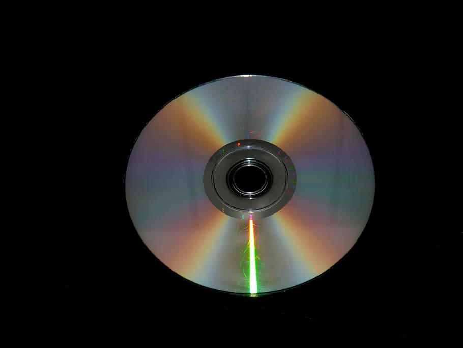 cd, en blanc, negre, plata, llum, forma geomètrica, cercle, forma, tecnologia, disc compacte, a l'interior, cap gent, fons negre, tir de l'estudi, còpia espai, música, dades, reflexió, multicolor, primer pla, cultura i entreteniment artístic, sol objecte, fons de colors, brillant, tallar, 4K