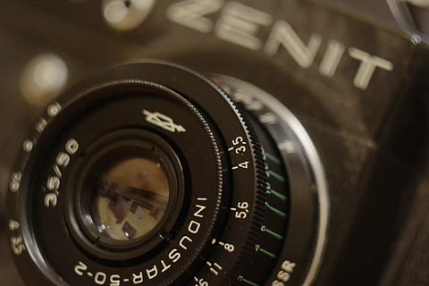 zenit, camera, Sovjet, Industar, lens, retro, camera - fotografische apparatuur, fotografie thema's, technologie, lens - optisch instrument, detailopname, binnenshuis, geen mensen, lens - oog, enkel object, aantal, selectieve aandacht, tekst, stilleven, fotografische apparatuur, kunst cultuur en entertainment, activiteit, retro gestileerd, communicatie, film industrie, 4K, CC0, publiek domein, royaltyvrij