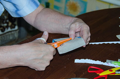 mani, forbici, tagliare la carta, riparazione, mano umana, industria di costruzioni, attrezzatura, strumento di lavoro, legno - materiale, lavoro, mano, parte del corpo umano, tavolo, detenzione, una persona, vista dall'alto, occupazione, arte e artigianato, uomini, avvicinamento, in casa, mestiere, falegname, matita, dito, 4K, CC0, dominio pubblico, privo di copyright