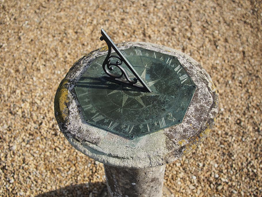 marc de sol, gnomon, ombra, temps, rellotge de sol, sol, hores, marcar, rellotge, dia, cap gent, primer pla, vista d’angle alt, naturalesa, a l'aire lliure, comunicació, metall, forma geomètrica, forma, vell, signe, cercle, animal, orientació, arquitectura, llum solar, directament a sobre, disseny, centrar-se en primer pla, 4K