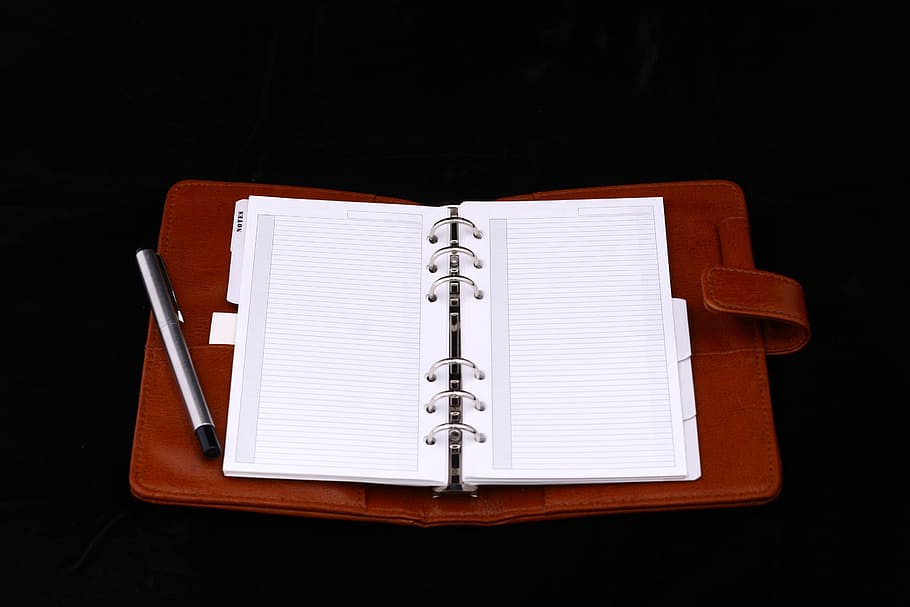 taccuino, penna, carta, diario, vuoto, pagina, progettista, bloc notes, sfondo nero, Aperto, quaderno a spirale, pubblicazione, libro, girato in studio, in casa, nessuno, organizzatore personale, promemoria, direttamente sopra, rosso, calendario, Colore bianco, formazione scolastica, 2K