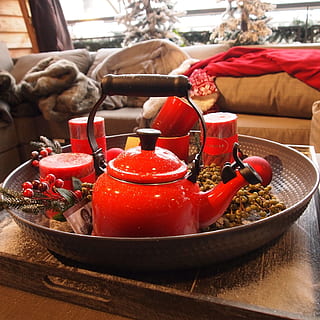 theeblad, theepot, boiler, tafel, knus, genieten, rood, eten en drinken, binnenshuis, focus op de voorgrond, geen mensen, huishoudspullen, voedsel, zoogdier, fruit, meubilair, groente, gezond eten, dag, glas, stilleven, hout - materiaal, detailopname, kom, dier, dienblad, 2K, CC0, publiek domein, royaltyvrij