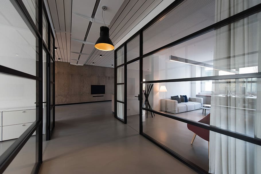 habitació, divisor de vidre, blanc, cortina, negre, làmpada penjant, parets de panells de vidre, interior, disseny d'interiors, passadís, espai de treball, treballar, sofà, llum, oficina, espai d'oficina, interieur, arquitectura, diumenge digital, a l'interior, equips d’il·luminació, il·luminat, seient, cap gent, finestra, absència, modern, sòls, estructura construïda, edifici, buit, vidre - material, cadira, funció de construcció de parets, arcade, sostre, llum elèctrica, luxe, 1080P