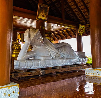 Buddah, dire bugie, tempio, complesso, complesso del tempio, nord della Thailandia, in casa, destinazioni di viaggio, statua, architettura, giorno, solo donne, religione, credenza, struttura costruita, luogo di culto, rappresentazione, spiritualità, arte e artigianato, scultura, creatività, nessuno, rappresentazione umana, costruzione, mestiere, somiglianza maschile, ornato, intaglio, 2K, CC0, dominio pubblico, privo di copyright