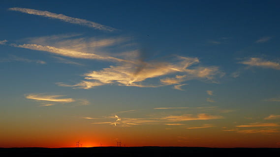 cielo, nubes, azul, cielo de la tarde, parque eólico, energía eólica, puesta de sol, naturaleza, oscuridad, color naranja, Dom, nube - cielo, belleza en la naturaleza, paisajes - naturaleza, tranquilidad, silueta, escena tranquila, ambiente, nadie, cielo dramático, horizonte, paisaje, idílico, horizonte sobre tierra, al aire libre, atmósfera, oscuro, 4K, CC0, dominio público, libre de derechos