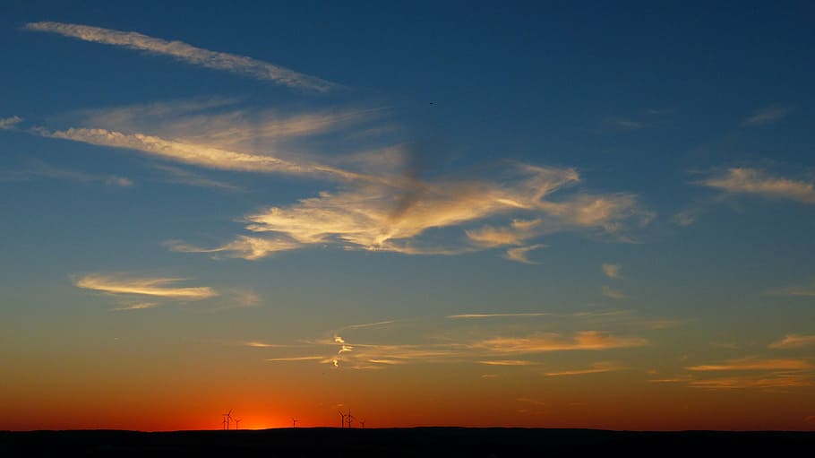 cel, núvols, blau, cel de la nit, parc eòlic, energia eòlica, posta de sol, naturalesa, vespre, color taronja, sol, núvol - cel, bellesa a la natura, escenics - natura, tranquil·litat, silueta, escena tranquil·la, medi ambient, cap gent, cel dramàtic, horitzó, paisatge, idíl·lic, horitzó sobre la terra, a l'aire lliure, atmosfera, fosc, 4K
