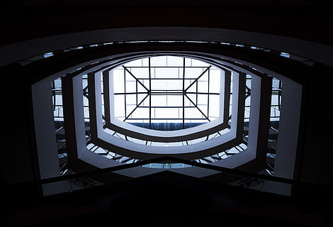 lavvinkelfotografering, hvid, bygning, indre, klar, glas tag, dagtimerne, fotografi, strukturel, vindue, rammer, arkitektur, struktur, lys, indonesium, jakarta, indendørs, symmetrisk, stirrede, mønster, symbol, by, lyse, bygget struktur, glas - materiale, ingen mennesker, geometrisk form, trappe, direkte under, tagvindue, form, gennemsigtig, lav vinkel visning, dag, trapper og trapper, sollys, design, rækværk, loft, koncentriske, udsmykkede, 5K, CC0, offentligt domæne, royaltyfrie