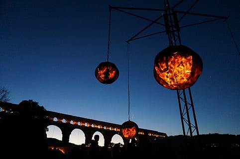 foc, flacără, pod, a arde, minge, cer, transport, conexiune, natură, pod - om construit, construită, arhitectură, nici o persoana, cer senin, echipamente de iluminat, vedere unghiulară joasă, iluminat, albastru, noapte, agăţat, siluetă, în aer liber, amurg, felinar, lanternă chinezească, podul arcului, 2K, CC0, domeniu public, fără drepturi de autor