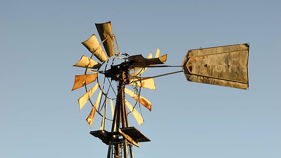 molí de vent, roda, espatllat, rovellat, resistent, vent, temps, cel, aigua, tradicional, agricultura, Xipre, vista d’angle baix, comunicació, naturalesa, cel clar, cap gent, signe, generació de combustible i energia, dia, orientació, blau, conservació del medi ambient, a l'aire lliure, direcció, medi ambient, còpia espai, energia renovable, pol, senyal direccional, símbol, acer, directament a sota, 4K, CC0, domini públic, lliure de regalies