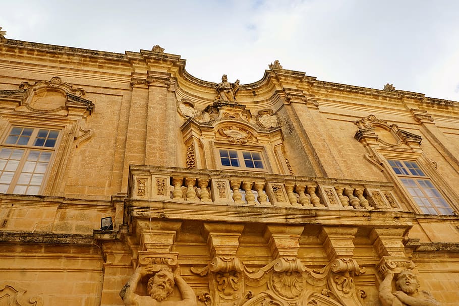 casa, façana, vell, finestra, mdina, malta, joc de trons, sèrie, pel·lícula, relé, cel, núvol, blau, arquitectura, lloc famós, exterior de l'edifici, història, el passat, estructura construïda, destinacions de viatge, vista d’angle baix, ciutat, naturalesa, viatjar, escultura, turisme, ornamentat, dia, religió, art i artesania, estàtua, cap gent, a l'aire lliure, govern, columna arquitectònica, 5K