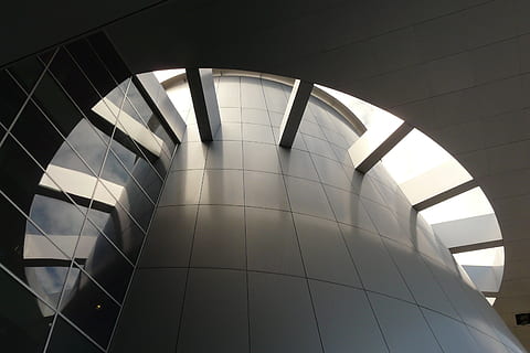 arquitectura, edifici, modern, endins, vista d’angle baix, estructura construïda, exterior de l'edifici, llum solar, dia, patró, cap gent, naturalesa, cel, a l'aire lliure, vidre - material, ciutat, escala, disseny, característica arquitectònica, generació de combustible i energia, exterior d’edifici d’oficines, sostre, color plata, directament a sota, 2K, CC0, domini públic, lliure de regalies